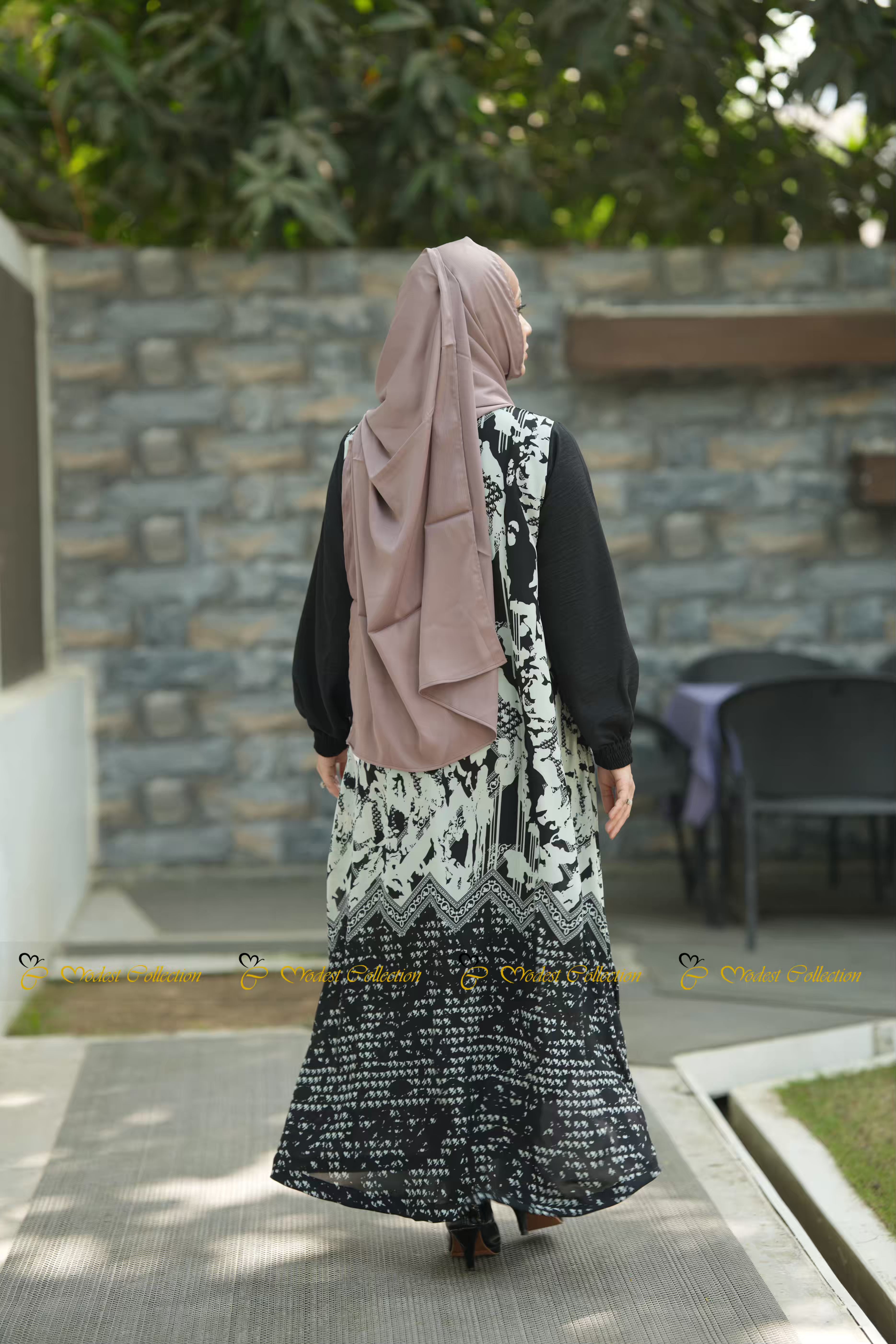 Tasmin Abaya Monochrome