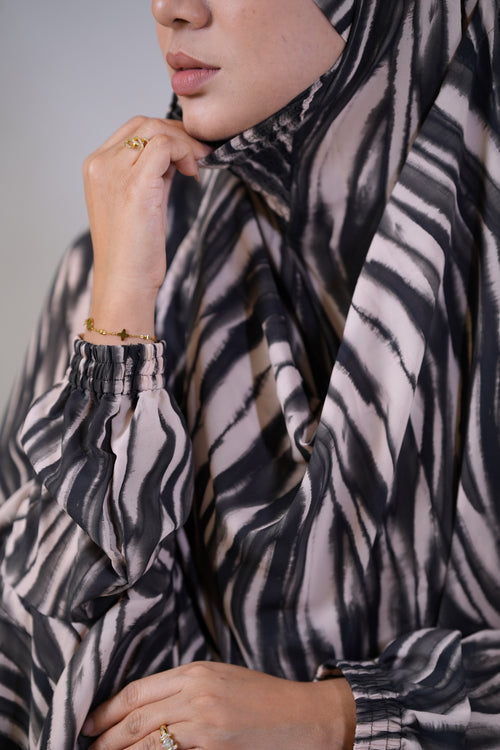 Close-up of the smocked chin design and soft non-transparent synthetic georgette fabric on the Fluid Wave Georgette Khimar.