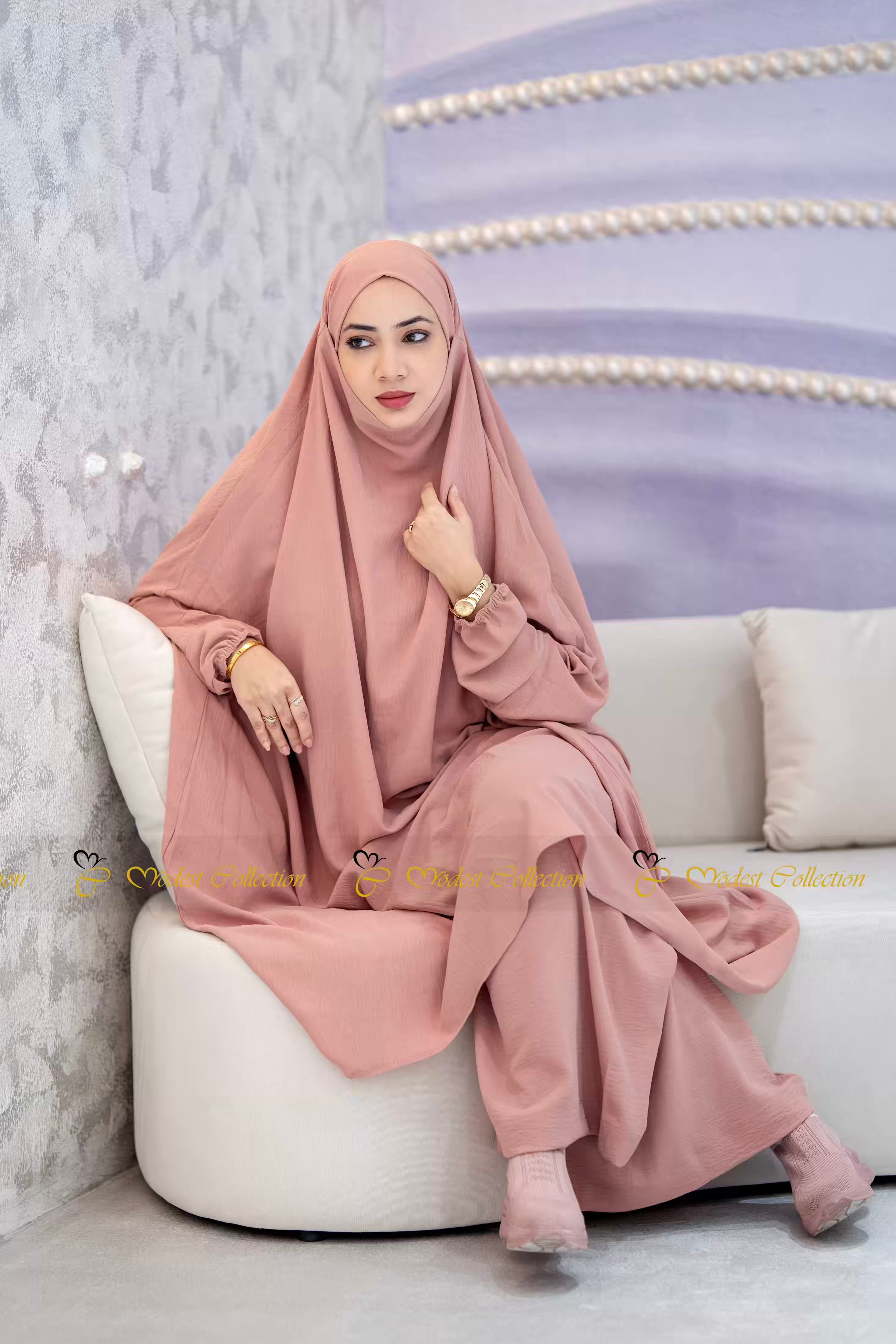 بدون نقاب قطع فرنسية أونجيلا جلباب أسود